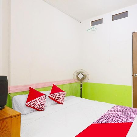 Spot On 91343 Kartika Guest House Syariahnearpantai Stres Jodoh  Exteriör bild